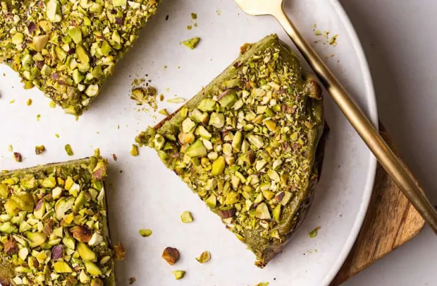 Cheesecake με Κατίκι & Φιστίκια Αιγίνης Cheesecake με Κατίκι & Φιστίκια Αιγίνης